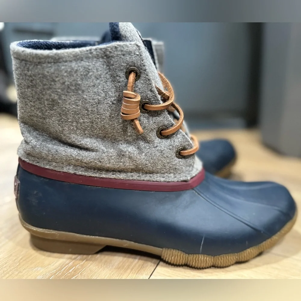 Sperry Women's Saltwater Rain Boots, size 5.5 Blue,‎ burgundy, and grey
